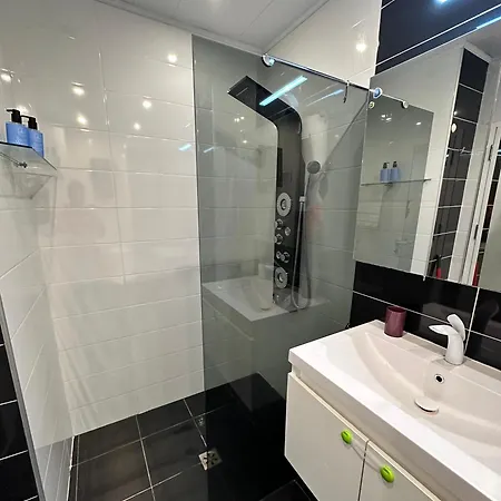 Briz Apartment; 2 Bdr; 6 Guests; Private Parking Διαμέρισμα