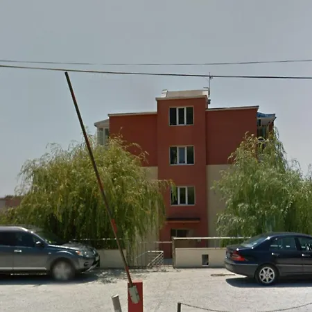 Briz Apartment; 2 Bdr; 6 Guests; Private Parking Апартаменты