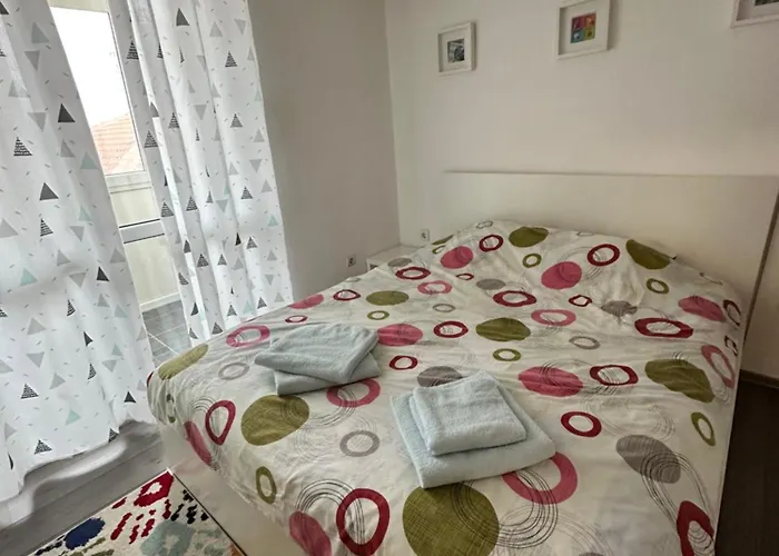 Briz Apartment; 2 Bdr; 6 Guests; Private Parking Апартамент