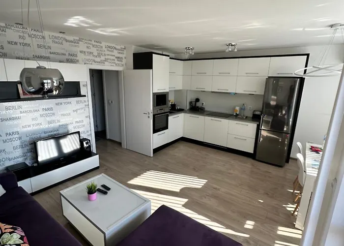 Briz Apartment; 2 Bdr; 6 Guests; Private Parking Апартаменты