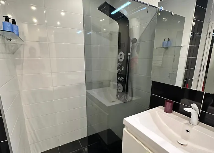 Briz Apartment; 2 Bdr; 6 Guests; Private Parking Апартаменты